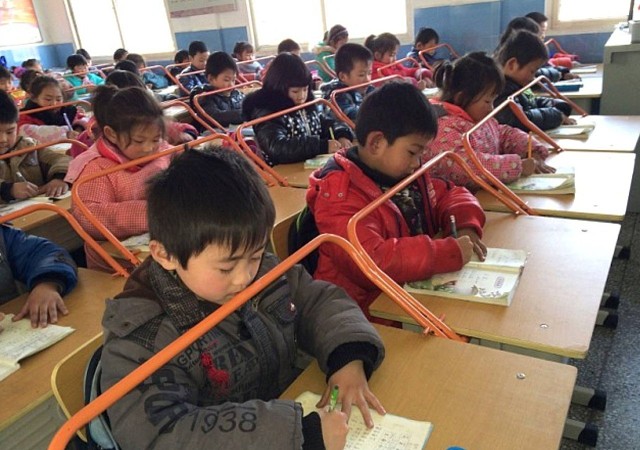 Китайцы с детства берегут осанку и зрение у детей