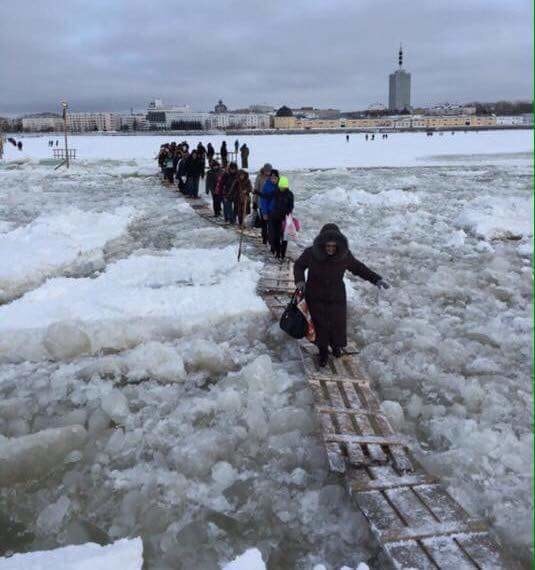 Жители Архангельска спешат узнать как строится Крымский мост